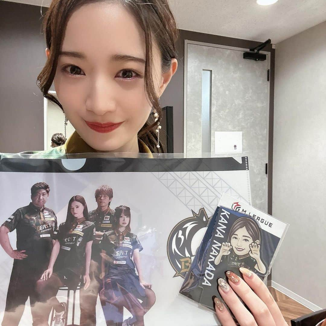 中田花奈さんのインスタグラム写真 - (中田花奈Instagram)「今週も『MリーグNo.1への道  BEAST ROAD』 ありがとうございました！  3回目の観覧！ 来てくださった皆様ありがとうございます☺️  今週は私の試合もありました！ 不甲斐ない結果でしたが パブリックビューイングの雰囲気感じれて 嬉しくなりました😍 58sツモれると思った〜😂  大介さんの Mリーグ× RED° TOKYO TOWER の初ロケもありました！  食レポ以外は良かったです(笑)  グッズいろいろいただきました！ みなさんも是非Getしてみてください〜   #beastjapanext   #bsjapanext   #mリーグ」12月8日 23時11分 - nakadakana_official