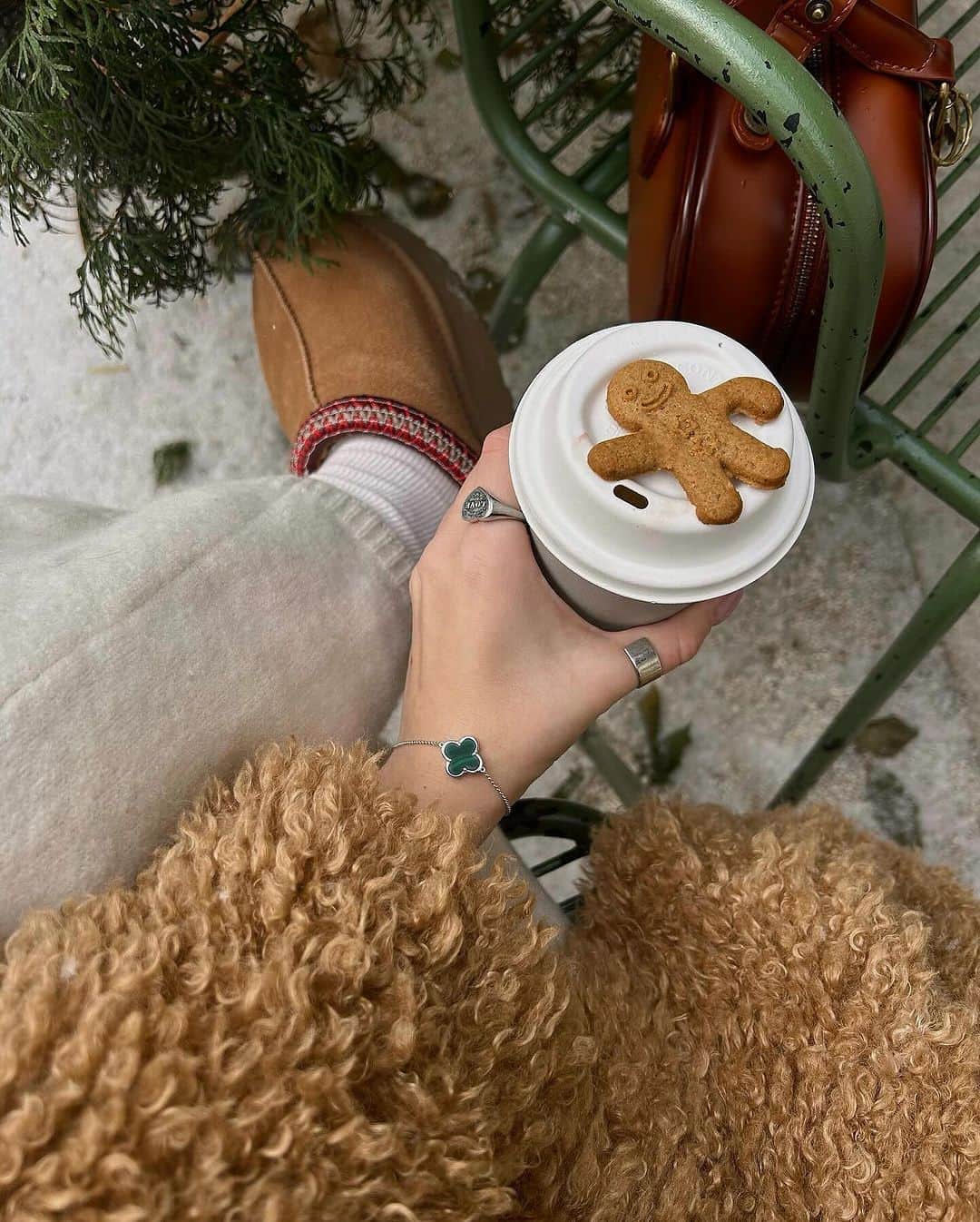 Cosmopolitanのインスタグラム：「This right here 👆 is how all Fridays in December should be spent, I don’t make the rules!!  #rg @lia.volk」