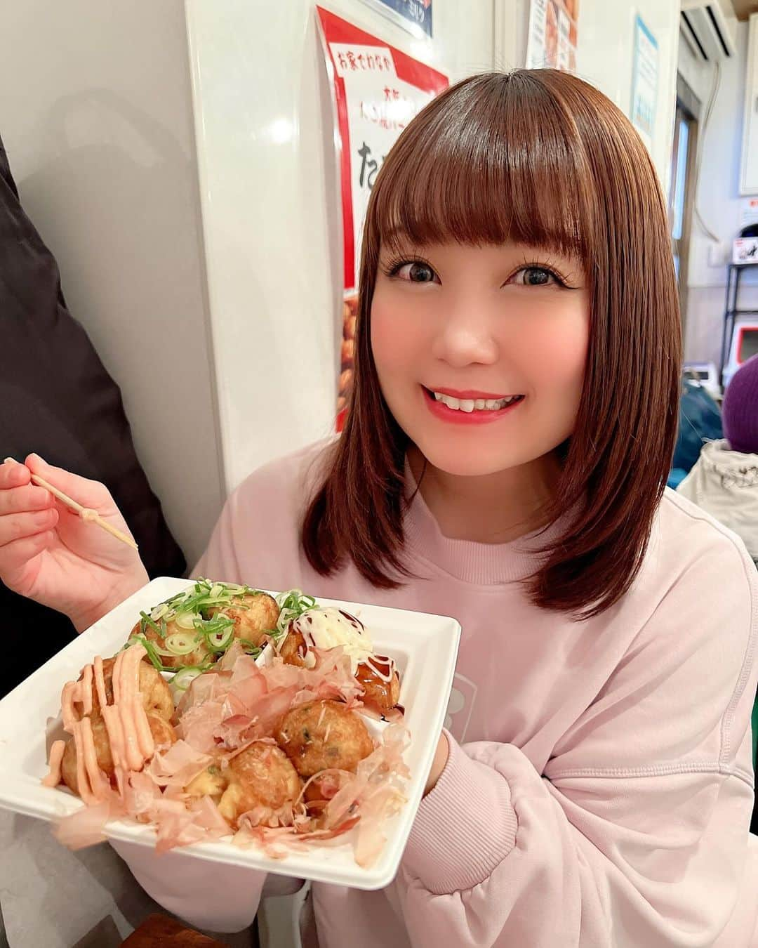 嶋梨夏のインスタグラム：「イエスシアターさんのお隣に大好きな「わなか」のたこ焼き屋さんがあったので、公演期間毎日、なんなら1日2回、食べてました🤤💓 . . . . . #被写体 #お仕事依頼受付中 #わなか #たこ焼き #タイラーF #タイラーF大阪 #無責任艦長タイラー #舞台 #演劇 #大阪 #イエスシアター #いっぱい食べる君が好き #もぐもぐ #むちむち #ぷに子 #アラサー女子 #平成元年生まれ #150cm #ファインダー越しの私の世界 #ポートレート #ポートレート撮影 #女優 #actress #photooftheday #JAPAN #japanesegirl #instagood #followme #ricashima #嶋梨夏」