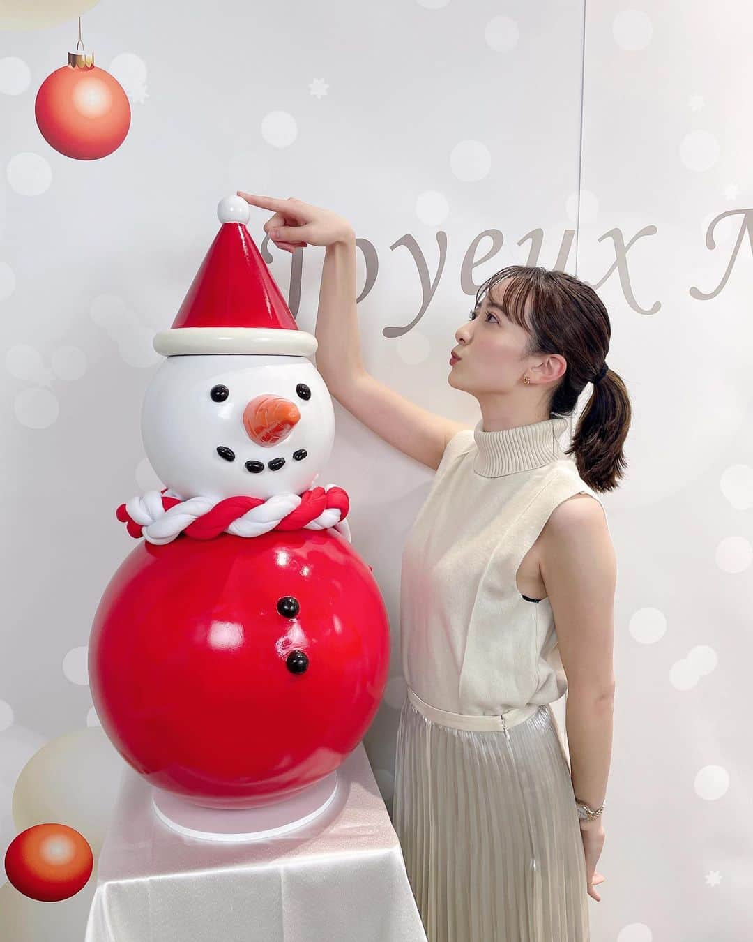 農海姫夏のインスタグラム：「ルワンジュのクリスマス🎄 相変わらずケーキも店内も可愛すぎたなあ⛄️ ホワイトサンタクロースいた🎅🤍  このあとうちでチワワと戯れてくれてた @fromrika いつも楽しい時間をありがとう🫶 ・ ・ #louangetokyo #Christmas#クリスマスケーキ」