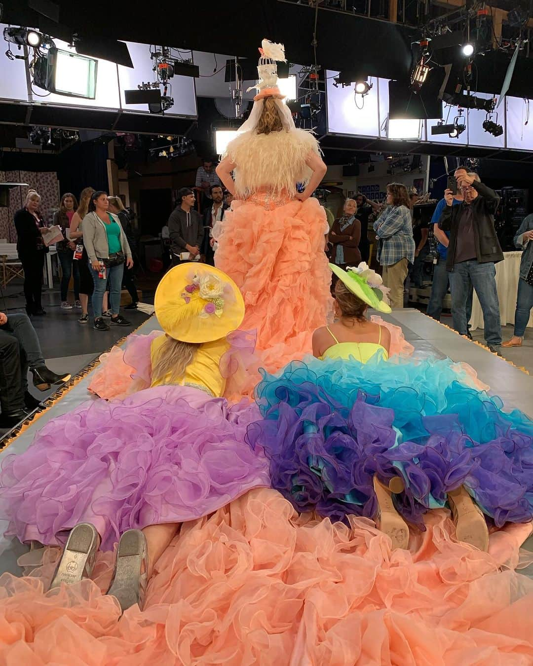 キャンディス・キャメロン・ブレのインスタグラム：「FLASHBACK FRIDAY to a SheWolf pack and a whole lot of tulle 💁🏼‍♀️😜 @andreabarber @jodiesweetin @fullerhouse」