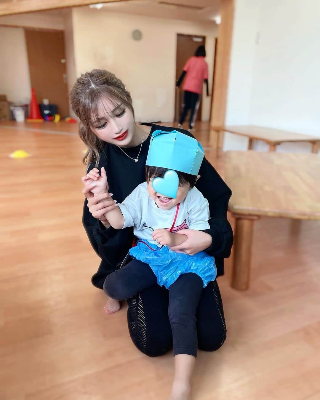 さーぽんのインスタグラム：「.  なかなか更新できなくてごめんなさい。  少し落ち着いたので何があったか皆さんに伝えたくて  実は先月39度の熱が1週間続いて、 病院から処方された薬を飲んでたんだけど 熱が下がらず別の病院にいきました。  診断の結果、感染症により緊急手術... あと1日遅ければ下半身切断か最悪死んでいたと言われ 初めて生死を彷徨ったんです。  意識が朦朧とする中で色んなことを考えました。  生きている事がどれだけ素晴らしいのか 病院に駆けつけてくれて 足繁く通ってくれた家族の愛情 心底心配してくれた友達の大切さ そして何よりも愛するみーくんとの時間。  手術の傷は一生消えないし 痛みとの闘いはまだまだ続くけど それでも私は生きる上で本当に大切なものが なにかを知ることができました。  フォロワーさんからのメッセージも 本当に心の支えになって、 みんなにも感謝しきれません🥲  これからも少しずつ前に進みながら頑張って インスタグラムを投稿していくので 応援してくれたら嬉しいです😭✨  私にはみーくんというかけがえの無い息子が いるお陰で生きる希望があります。  みんなも大切な人が横にいたら、 それは当たり前じゃない そんな気持ちで、いつもよりほんの少しでも 大切にしてみてください。☺️  みんなも幸せでありますように💫」