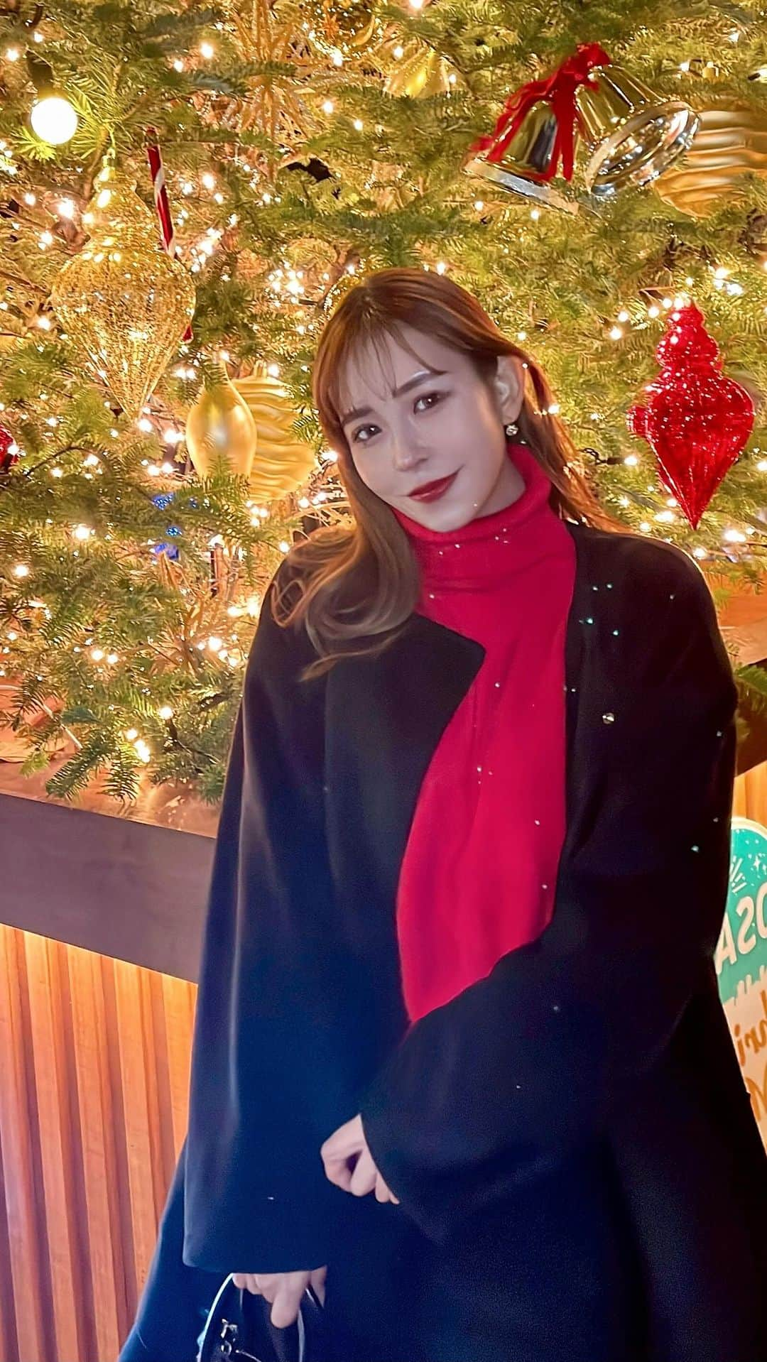 岩下えみのインスタグラム：「🎄⭐️✨ ⁡ Christmas market🎪♥︎ ⁡ ⁡ クリスマスは街がキラキラで 皆んなニコニコで わくわくする〜( ᐛ)💓 ⁡ ⁡ 12/1〜12/25 11:00〜21:00 𖥣大阪府大阪市天王寺区茶臼山町５−５５ ⁡ #てんしば#クリスマスマーケット #クリスマス#クリスマスコーデ」