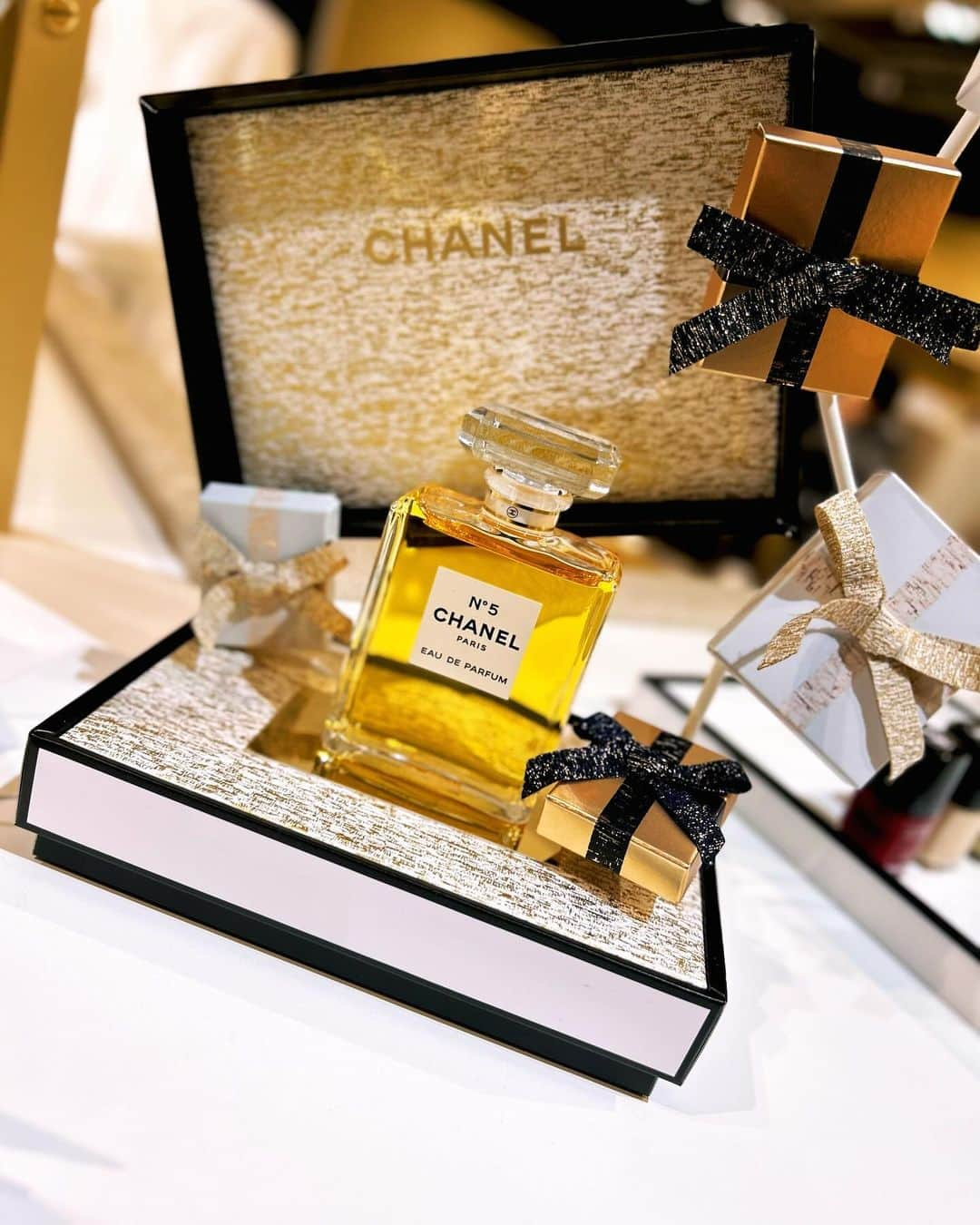 INSIDE FUJINGAHOのインスタグラム：「12月17日（日）まで原宿で開催中、期間限定のスペシャル イベント「CHANEL WONDERLAND」へ。まさにワンダーランドな仕掛けの数々に心躍ります。  今年の「シャネル」のホリデーの世界観に没入し、さまざまなコンテンツを楽しむことができる体験型のイベント。大切な人へ、そして自分への贈り物を探しにお出かけください。（編集M）  2023年12月6日(水)~12月17日(日)  10時〜20時　※最終入場19時30分 入場無料、事前予約不要  東京都渋谷区神宮前6-35-6 JR山手線「原宿」駅徒歩2分、東京メトロ千代田線・副都心線「明治神宮前」駅直結  #CHANEL #CHANELHoliday #シャネルホリデー #chanelwonderland  #婦人画報  #fujingaho  #fujingahojp #婦人画報美容担当の好き放題  #fujingahobeauty  #クリスマスプレゼント  #ギフトにおすすめ」