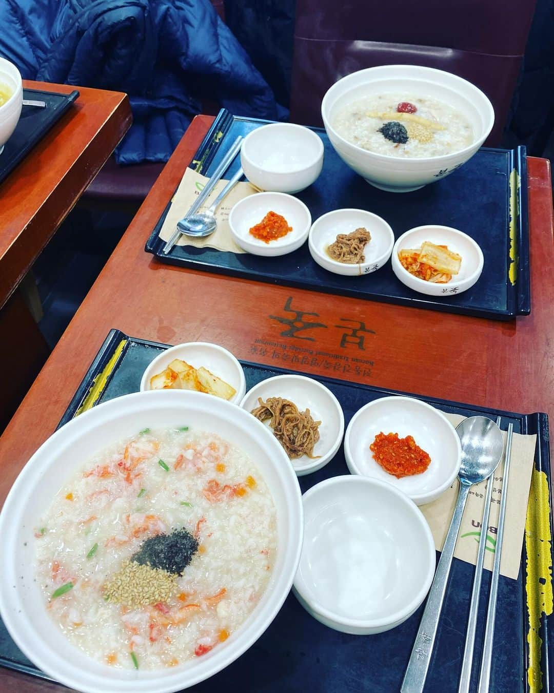 アレサ・ネスミスのインスタグラム：「韓国2日目🇰🇷  朝からお粥🥣まじで美味しかった❤️ 日本人の方も多くて謎の安心感笑 お腹を満たしたら射撃場🔫 実弾打ってきた！ねぇさん構えとか様になってるけど、私怖すぎて引いてる🤣笑  その後はメインイベントのシミ取り施術！ 顔面シールペタペタだけど綺麗になる為に痛いの我慢した笑 ハレルヤ🤟早く綺麗になーれ🧚✨」