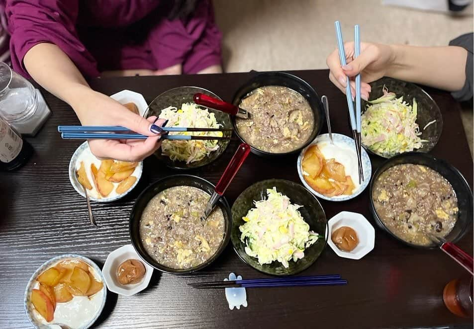 伊織涼子のインスタグラム：「#伊織飯  #今夜の晩御飯  #東京家族  ママ 伊織 パパ かおちゃん 次女 ペンちゃん #伊織涼子  #島津かおる  #青空ひかり」