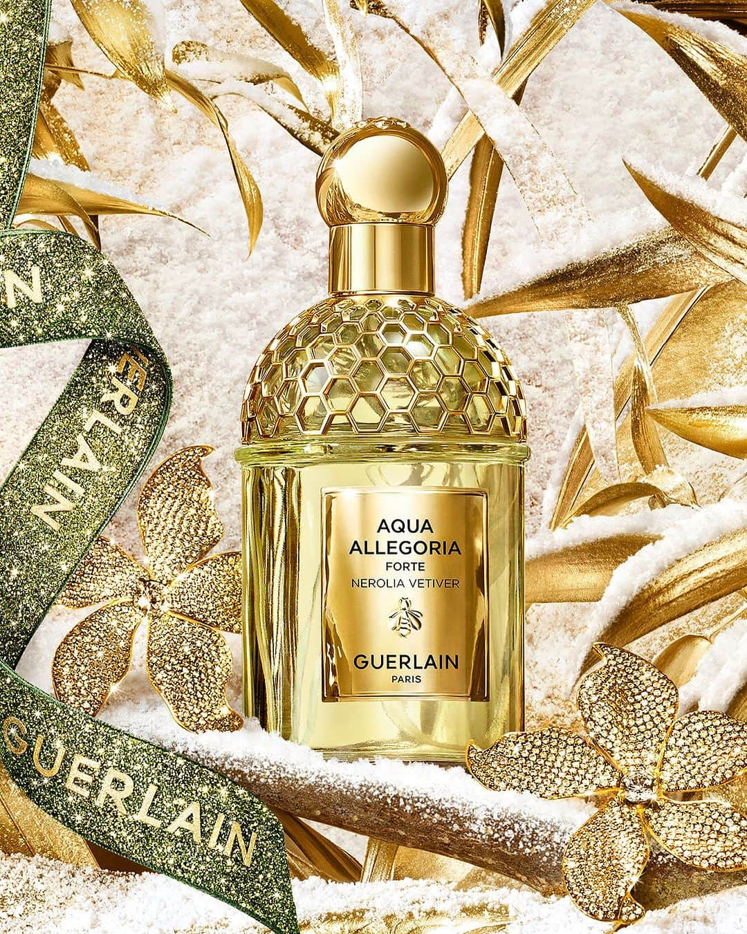 ゲランのインスタグラム：「Embark on a journey into Guerlain's winter garden. The iconic Aqua Allegoria Collection becomes stronger, richer, more sensual than ever with a delicious collection of six intense fragrances: Aqua Allegoria Forte. Available at guerlain.com and in Guerlain boutiques. — @begumkhan  #BeelieveInFantasy #HolidayCollection #GuerlainGift #GuerlainPerfume #Fragrance #Wishlist #GiftGuide #PerfectGift #SavoirFaire #AquaAllegoria」