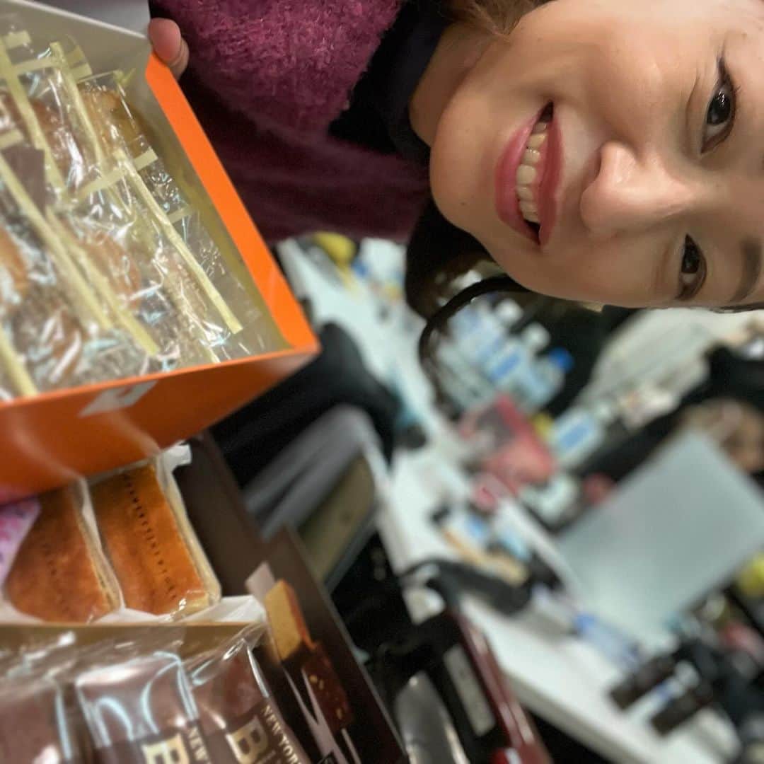 田井弘子のインスタグラム：「本日3日目 #ソルペア  2公演無事終了致しました‼️ お越し下さいました皆様、ありがとうございました。 差入れもありが鯛です。(写真ヘタやな) 明日は、満席🈵感謝‼️  日曜まだありますよ。 9(土)13🈵/18時🈵 10(日)12時/16時　残席わずか お待ち致しております。  [田井弘子扱い 予約] https://www.quartet-online.net/ticket/solpea?m=0yacbij  #遅咲会」