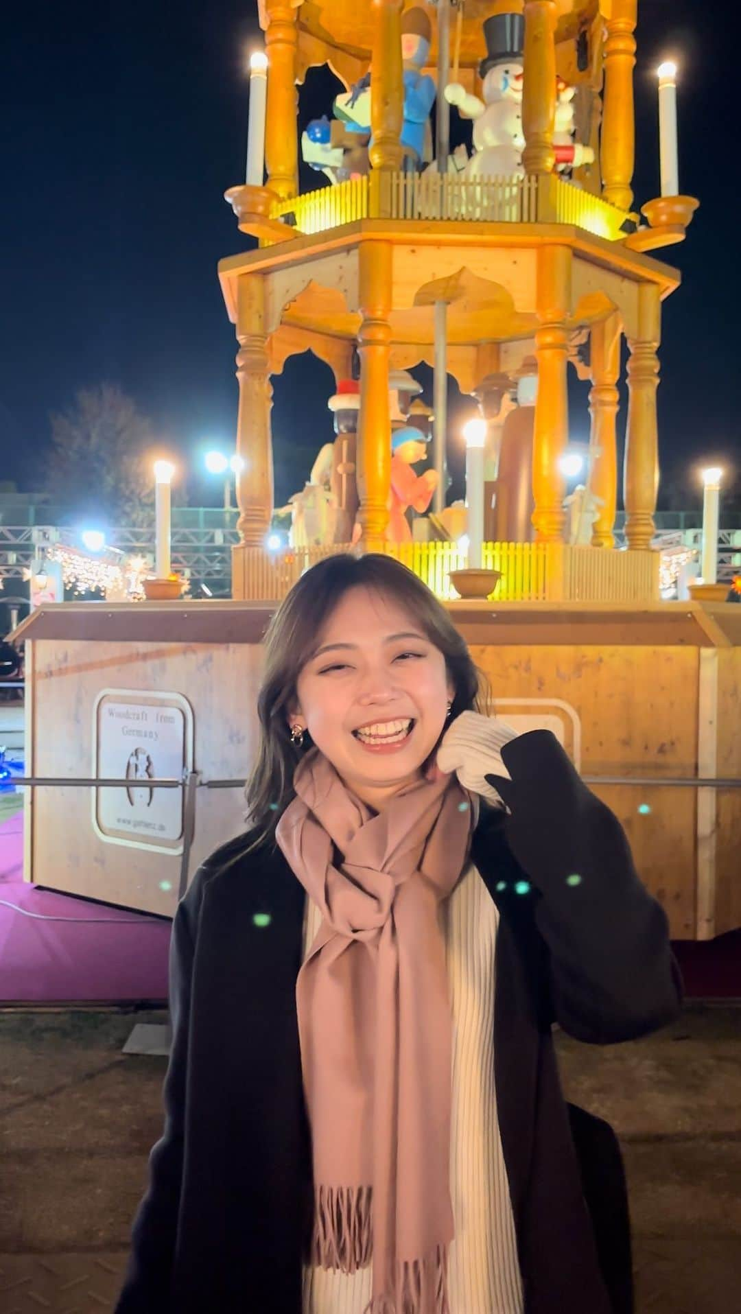 すえきひなたのインスタグラム：「Christmas Market🎄🤎 . . @tokyochristmas #pr 今年も行きました〜 #今年は明治神宮外苑でクリスマスマーケット  . 冬の寒い中での冷え冷えビールも最高🍻 . 事前チケット買うと限定マグカップも貰えて それでホットワインとか飲んでも最高よ？？ . 今すぐ行けば銀杏並木も綺麗だったよ！ 12/25のクリスマスまでやってるからみんな行ってみて💗」