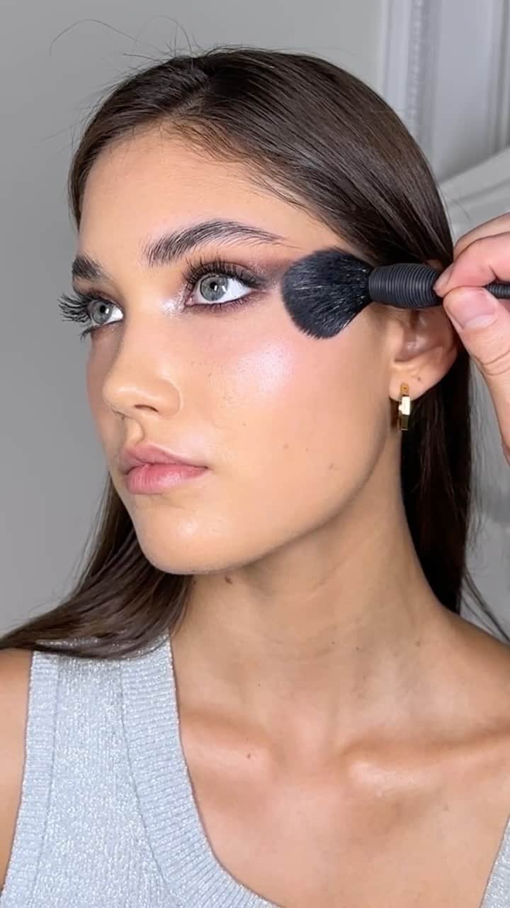 NARSのインスタグラム：「Shimmering star power. 🌟 Highlight cheekbones with Silver Screen—a metallic cool pink featured in NEW Light Reflecting Cheek Palette.  Pro-tip: Brush onto collar bones and décolleté for an extra touch of shimmer.  Get yours at @nordstrombeauty.」