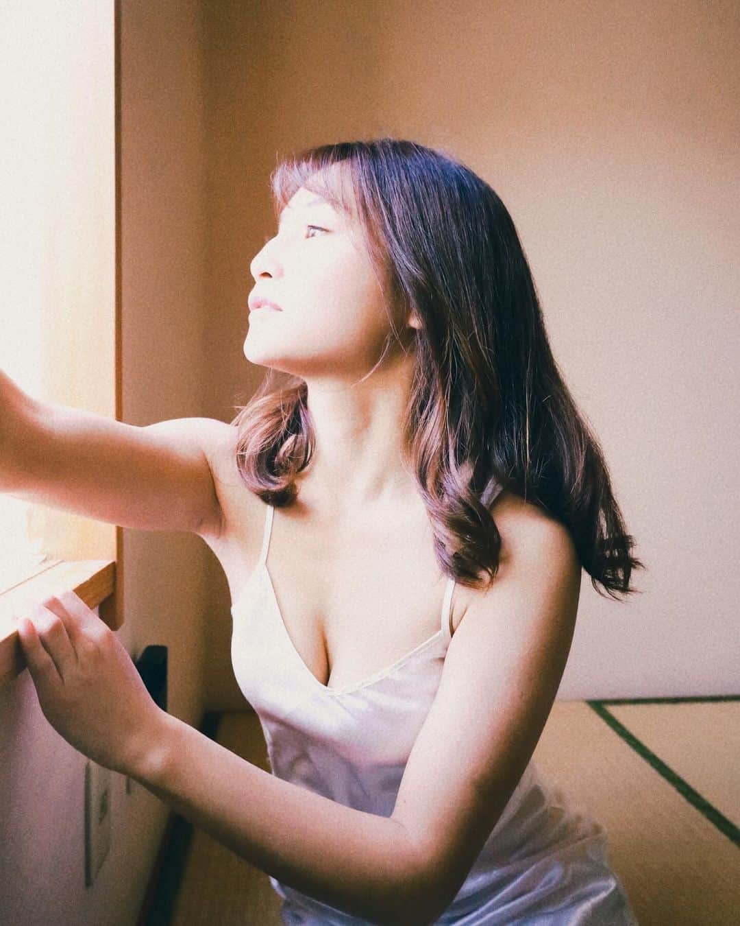 森岡朋奈のインスタグラム：「本日芝居稽古２日目でした！  完売回出てます。ありがとうございます。  まだお席ご用意できる回ございますので、 ぜひ、ご興味ある方は、DMください！  詳細はハイライトへ🙇‍♀️  『悲しき天使』  2024年1月10日(水)～14日(日) シアターグリーン BOX in BOX THEATER  タイムスケジュール  ️1/10 19:00 1/11 19:00 1/12 14:00  19:00 1/13 14:00  19:00 1/14  12:00  16:00  チケット  【かぶりつき席】(前売) 6,000円  【A席】（前売） 一般：5,000円  【ペア割引チケット】（前売） A席一般ペア割：9,500円（A席一般5,000円2枚計10,000円から500円割引） ※席数に限りがございます。」