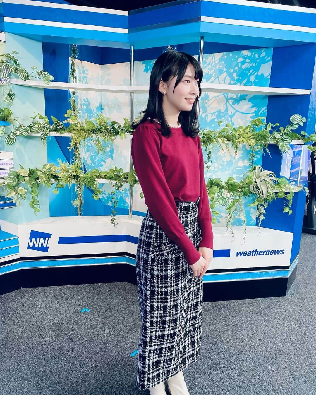 檜山沙耶さんのインスタグラム写真 - (檜山沙耶Instagram)「12/7.8ムーン  ●服: @mischmasch_official さん  ●アクセサリー: @osewaya_official さん  1枚目は冬に大活躍間違いなしのチェック柄ジャンパースカート。ベルトが高い位置にあるので脚長効果がありますね👠 2枚目はパールがアクセントのボルドートップス🍷寒空でも華やかな気持ちにさせてくれます。  素敵なお衣装をありがとうございました♩  #番組衣装 #衣装協力 #ウェザーニュースキャスター #お天気キャスター #outfit #ootd #winter」12月8日 23時38分 - sayahiyama