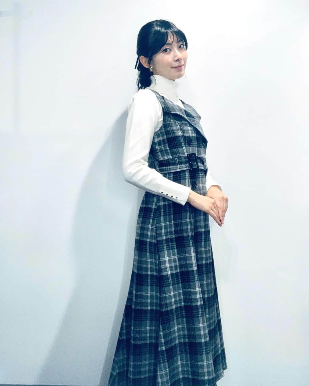 檜山沙耶さんのインスタグラム写真 - (檜山沙耶Instagram)「12/7.8ムーン  ●服: @mischmasch_official さん  ●アクセサリー: @osewaya_official さん  1枚目は冬に大活躍間違いなしのチェック柄ジャンパースカート。ベルトが高い位置にあるので脚長効果がありますね👠 2枚目はパールがアクセントのボルドートップス🍷寒空でも華やかな気持ちにさせてくれます。  素敵なお衣装をありがとうございました♩  #番組衣装 #衣装協力 #ウェザーニュースキャスター #お天気キャスター #outfit #ootd #winter」12月8日 23時38分 - sayahiyama