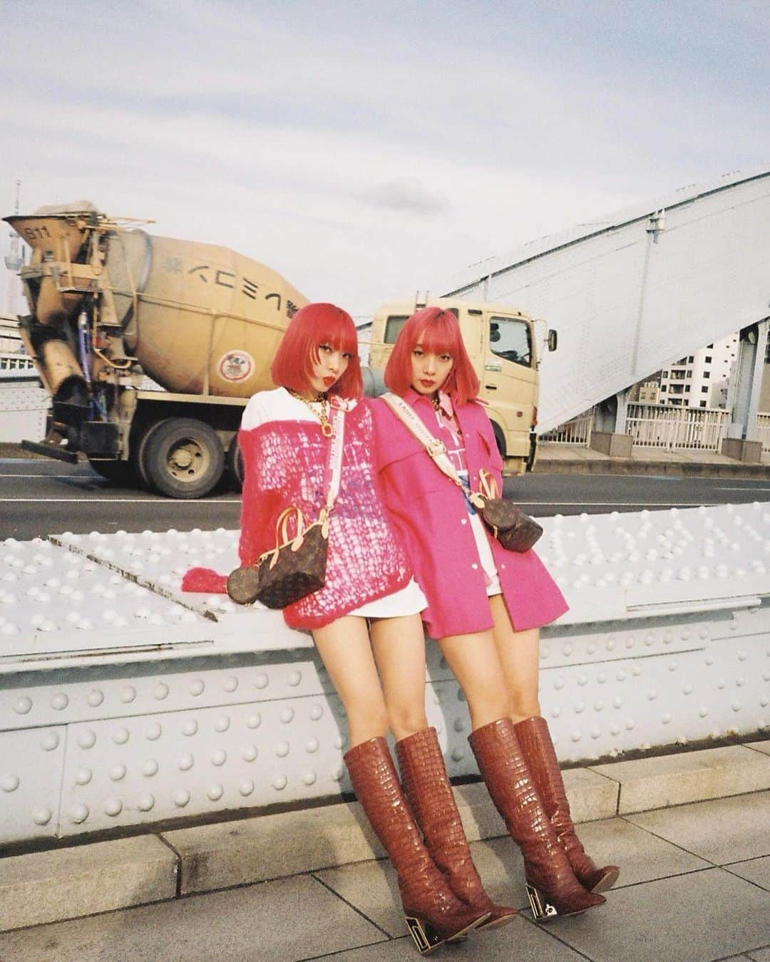 AMIさんのインスタグラム写真 - (AMIInstagram)「PINK TWINS🎀💗 お誕生日に頂いた @louisvuitton のbag🌹 モノグラムって永遠♾️  #amiayastyle #amiayafilm #giftedbylouisvuitton」12月8日 23時31分 - amixxamiaya