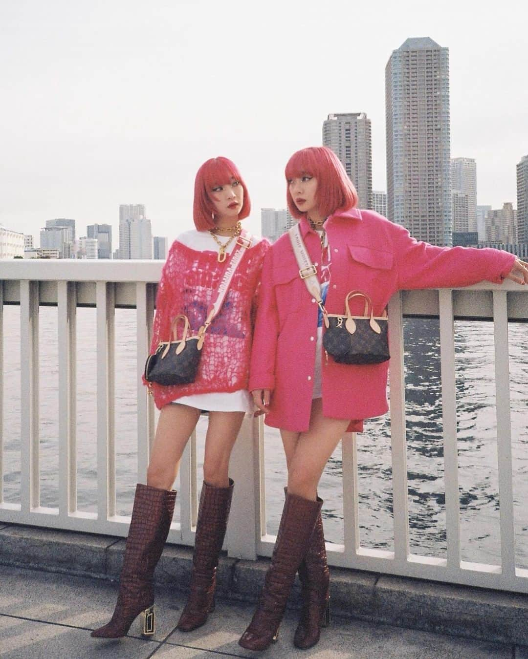 AMIさんのインスタグラム写真 - (AMIInstagram)「PINK TWINS🎀💗 お誕生日に頂いた @louisvuitton のbag🌹 モノグラムって永遠♾️  #amiayastyle #amiayafilm #giftedbylouisvuitton」12月8日 23時31分 - amixxamiaya