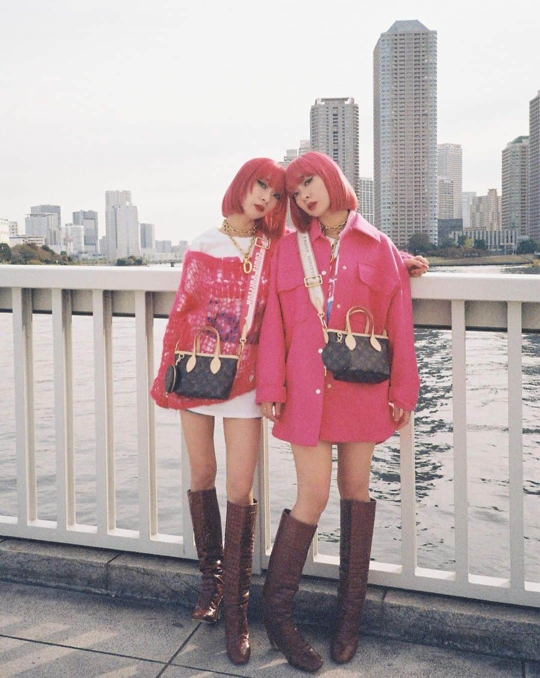 AMIさんのインスタグラム写真 - (AMIInstagram)「PINK TWINS🎀💗 お誕生日に頂いた @louisvuitton のbag🌹 モノグラムって永遠♾️  #amiayastyle #amiayafilm #giftedbylouisvuitton」12月8日 23時31分 - amixxamiaya