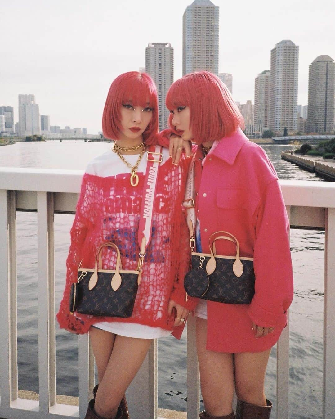 AMIさんのインスタグラム写真 - (AMIInstagram)「PINK TWINS🎀💗 お誕生日に頂いた @louisvuitton のbag🌹 モノグラムって永遠♾️  #amiayastyle #amiayafilm #giftedbylouisvuitton」12月8日 23時31分 - amixxamiaya