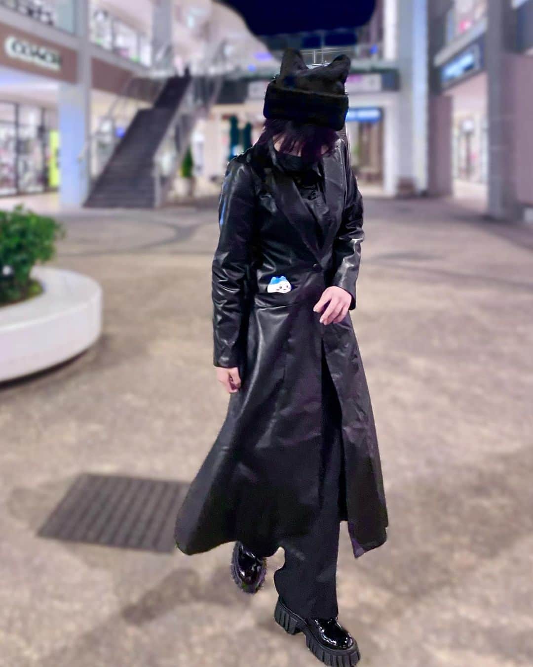 久代梨奈さんのインスタグラム写真 - (久代梨奈Instagram)「全身真っ黒でも 猫耳の帽子かぶってハチワレをポッケに入れていれば 怖くないって 私が言ってた！ 父に猫耳の帽子 ハロウィン終わったのに？ って言われた！ 全然わかんない！  #ハチワレ #ちいかわグッズ  #猫耳帽子 #黒マスク」12月8日 23時32分 - rina.kushiro_official