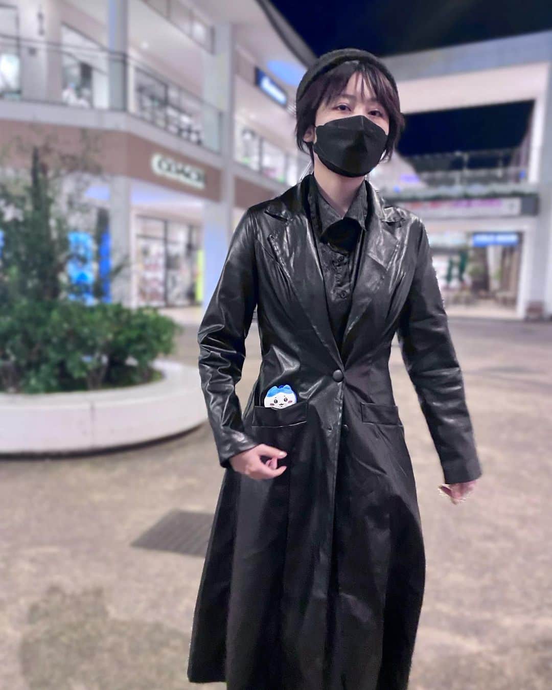 久代梨奈さんのインスタグラム写真 - (久代梨奈Instagram)「全身真っ黒でも 猫耳の帽子かぶってハチワレをポッケに入れていれば 怖くないって 私が言ってた！ 父に猫耳の帽子 ハロウィン終わったのに？ って言われた！ 全然わかんない！  #ハチワレ #ちいかわグッズ  #猫耳帽子 #黒マスク」12月8日 23時32分 - rina.kushiro_official