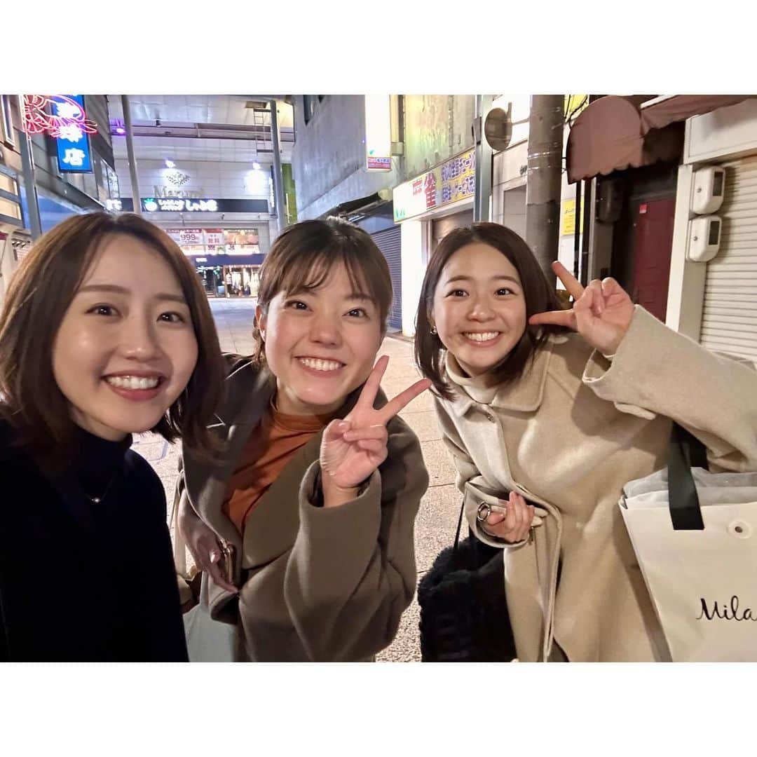 河村綾奈さんのインスタグラム写真 - (河村綾奈Instagram)「どれだけ送り出されるのか。という声が聞こえてくるのは重々承知なのですが、 アナウンス部の送別会をしていただきました。  2ヶ月ちょっとぶりに会う、RCCアナウンス部の皆さん。 お顔を見た時の安心感に、やっぱり私の大切な居場所だったことを実感しました。  憧れだったアナウンサー。仲間に入れていただき、一緒に夢の続きを歩ませてもらいました。 この場所は私にとって今も憧れで、そして自慢です。 個人として大した成績は残せなかったけど、 尊敬する先輩方、親愛なる同期、大好きな後輩たちと過ごせた日々が、いちばんの財産です。  さらに進化を続けているRCCアナウンス部を、これからも応援させていただきます！！」12月8日 23時34分 - ayanakawa