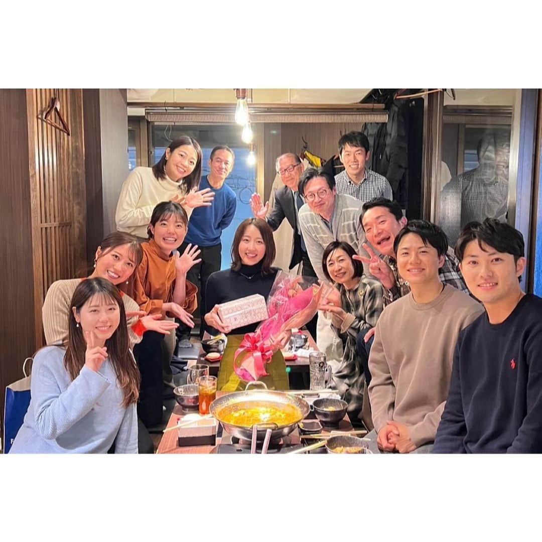 河村綾奈のインスタグラム：「どれだけ送り出されるのか。という声が聞こえてくるのは重々承知なのですが、 アナウンス部の送別会をしていただきました。  2ヶ月ちょっとぶりに会う、RCCアナウンス部の皆さん。 お顔を見た時の安心感に、やっぱり私の大切な居場所だったことを実感しました。  憧れだったアナウンサー。仲間に入れていただき、一緒に夢の続きを歩ませてもらいました。 この場所は私にとって今も憧れで、そして自慢です。 個人として大した成績は残せなかったけど、 尊敬する先輩方、親愛なる同期、大好きな後輩たちと過ごせた日々が、いちばんの財産です。  さらに進化を続けているRCCアナウンス部を、これからも応援させていただきます！！」