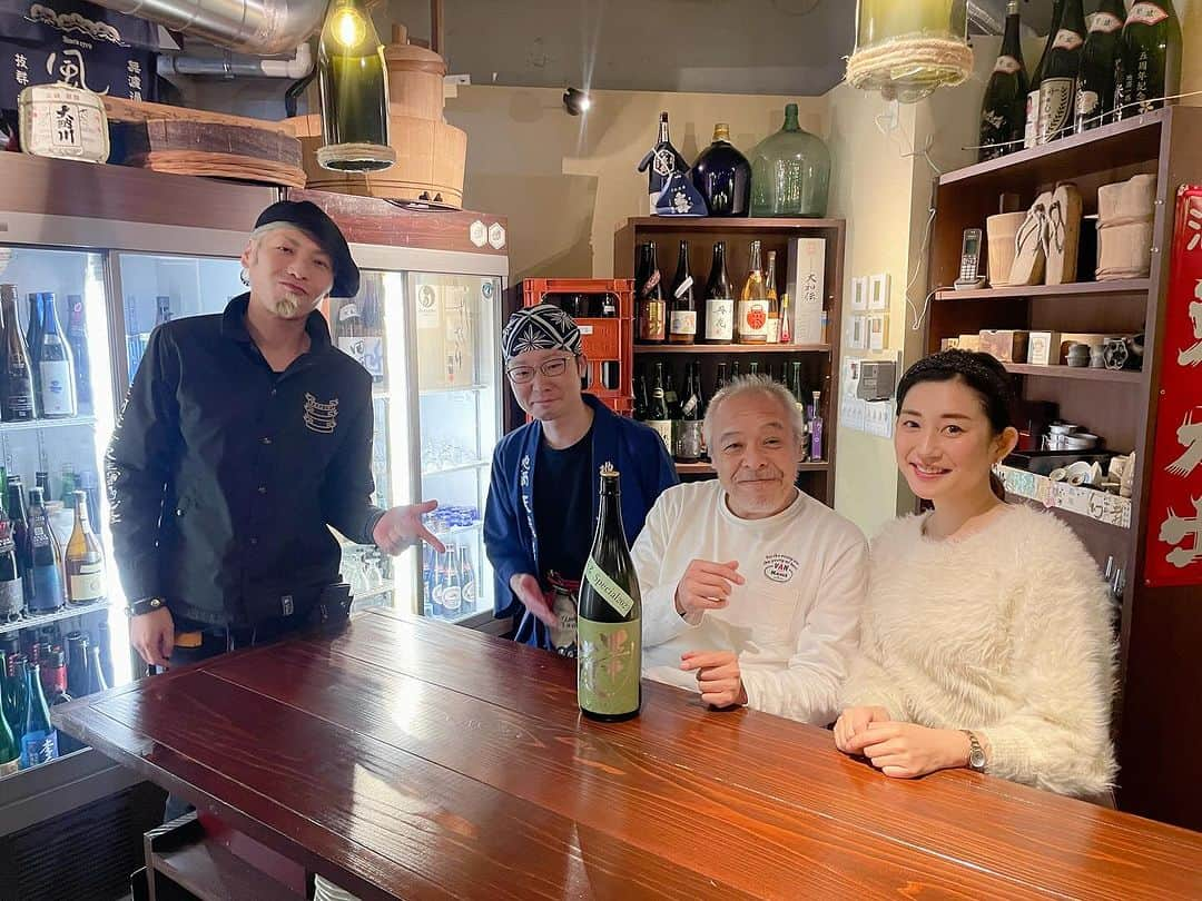 佐々木瞳さんのインスタグラム写真 - (佐々木瞳Instagram)「【忘年会でも日本酒はいかが？😋 Schoo「意外と知らない“日本酒“のハナシ」】 https://schoo.jp/course/7889  オンライン生放送動画を展開するSchooで、今回はじめて日本酒についての取り上げましたが、ありがたいことに大好評で、参加者数もさることながらコメントも約700件と嬉しい反応をいただきました🙌✨  私は日本酒ナビゲーターという資格をもつほどの日本酒好きということで、ロケに行かせていただき、日本酒と日本酒に合う料理を堪能🥰後半ほろ酔いになりながら、食レポさせていただいています🥳  アーカイブでも観られますので、良かったらぜひ〜☺️ https://schoo.jp/course/7889  今回ご協力いただいた地酒道楽グループさんの日本酒愛溢れる様子もぜひご覧ください。お店の日本酒の種類も圧倒的です。 https://nihonshu-ai.jp/  この時期、忘年会でも日本酒を楽しみたいなぁと、私自身も思いました😋 今度は、酒蔵巡りとかしたいな〜🍶  #番組MC #オンライン授業 #schoo #動画 #司会 #アナウンサー #MC #日本酒 #発酵 #日本酒ナビゲーター」12月8日 23時36分 - hitomihappygirl1026