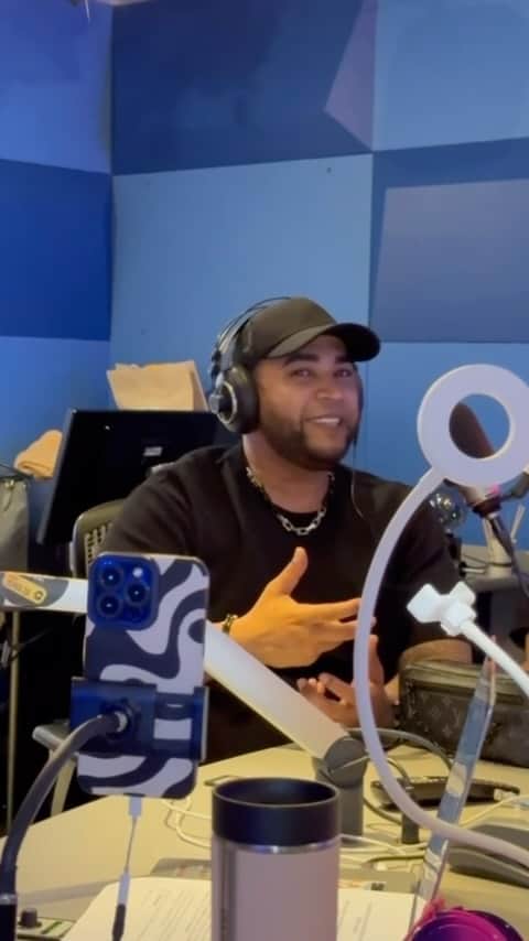 ドン・オマールのインスタグラム：「Reflexionando y reviviendo la emoción de mis inicios musicales y el increíble apoyo de todos ustedes. Esta gira es una celebración de ese camino. Acompáñenme a crear más momentos inolvidables ¡Las entradas para mi gira ya están a la venta! #BackToReggaeton 👑 🦍」