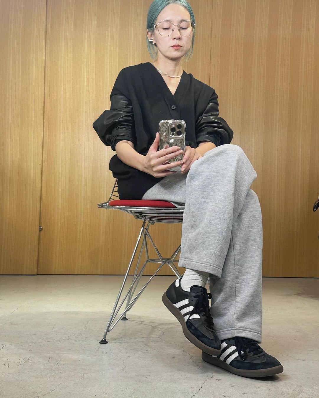 三苫愛のインスタグラム：「OTTOの @ssstein_design の服を借りました。緩めのシルエットで、袖のレザー感がカジュアルになりすぎなくて好きです。」