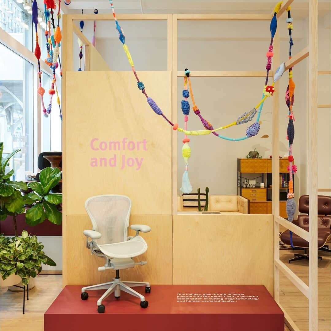 Herman Miller （ハーマンミラー）さんのインスタグラム写真 - (Herman Miller （ハーマンミラー）Instagram)「***CLOSED*** Our store in New York is full of good cheer thanks to colorful fiber garlands created by textile artist Eleanor Anderson. See the vibrant pieces yourself at 251 Park Avenue South until January 2nd—and if you can’t get enough of the art, we're doing another giveaway to take one of these pieces home yourself. For a chance to win one of two garlands, follow both @hermanmiller and @eleanor_anderson_studio, like this post, and tag a friend in the comments. Winners will be contacted next week!  NO PURCHASE NECESSARY. Starts 12/1/2023 and ends 12/10/2023. See official Rules at the link in our bio. Open to legal residents of U.S. or D.C. who are 18+. Void where prohibited.」12月8日 23時55分 - hermanmiller