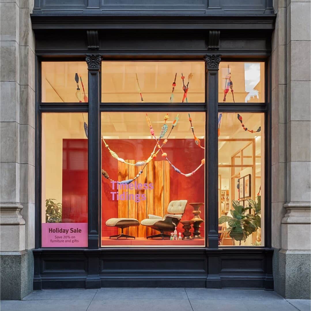 Herman Miller （ハーマンミラー）のインスタグラム：「***CLOSED*** Our store in New York is full of good cheer thanks to colorful fiber garlands created by textile artist Eleanor Anderson. See the vibrant pieces yourself at 251 Park Avenue South until January 2nd—and if you can’t get enough of the art, we're doing another giveaway to take one of these pieces home yourself. For a chance to win one of two garlands, follow both @hermanmiller and @eleanor_anderson_studio, like this post, and tag a friend in the comments. Winners will be contacted next week!  NO PURCHASE NECESSARY. Starts 12/1/2023 and ends 12/10/2023. See official Rules at the link in our bio. Open to legal residents of U.S. or D.C. who are 18+. Void where prohibited.」