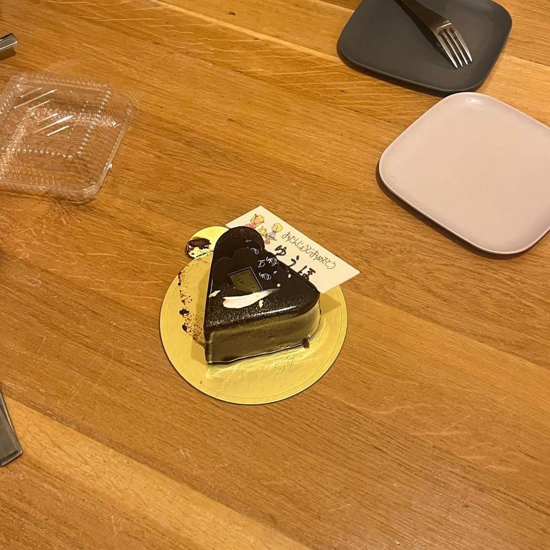 北澤ゆうほさんのインスタグラム写真 - (北澤ゆうほInstagram)「ケーキのネームプレートを床と並行になる感じで横向きに刺す人がいました」12月8日 23時48分 - yuyuuho