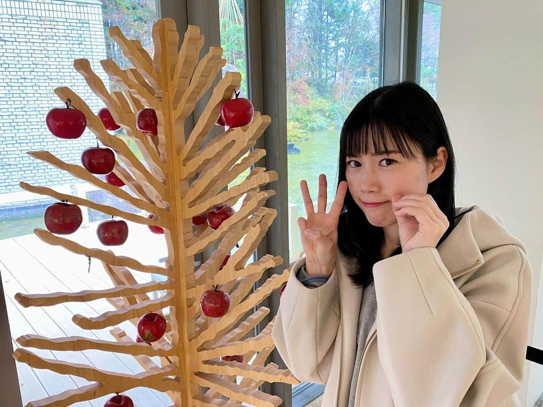 服部未佳のインスタグラム：「30歳になりました🍎 私もすっかり大人のオンナです😙 お祝いのメッセージ、ありがとうございました！  今日は 同じ誕生日の田中博男さんと おいしい鰻を食べてお祝いしました☺️ 93歳おめでとうございます✨ 2人とも目をつぶってしまった写真 お気に入りです😝笑  #三十路 #誕生日  #田中博男 さん #93歳  #服部未佳 #アナウンサー」