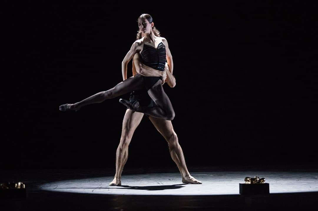 オニール八菜さんのインスタグラム写真 - (オニール八菜Instagram)「Opening tonight la soirée Jiri Kylian… @balletoperadeparis   #steppingstones #jirikylian  #garnier   Photo by @annray2046」12月8日 23時51分 - hannah87oneill