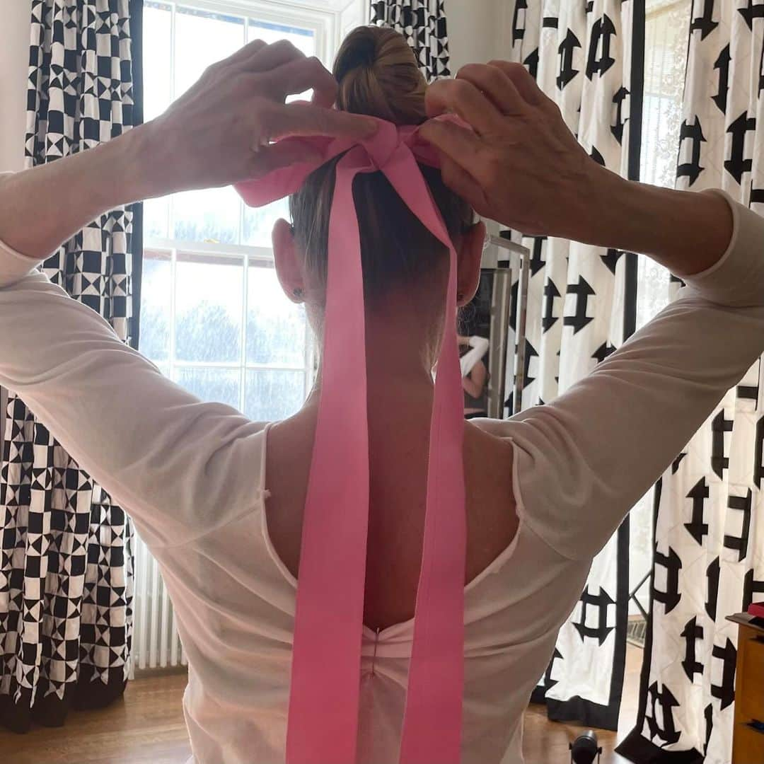 サラ・ジェシカ・パーカーさんのインスタグラム写真 - (サラ・ジェシカ・パーカーInstagram)「The bow that started it all. When I saw how madly in love everyone was with this bow (as was I), a last minute detail thrown together by me and @sergenormant just minutes before leaving for the annual @nycballet Fall Gala, I immediately set out on a mission: searching for and sourcing the finest grosgrain, taffeta and satin ribbons. In many cases the vintage I was hoping still existed and could unearth.  From hidden corners of New York City, to unique and interesting places far far away, I've found some really special and insanely beautiful ones. And with that, I introduce you to: the @sjpcollection Gala Bow. From Petite to Grand in length, I hand picked every single ribbon - some almost 100 years old! - and crafted a collection that I’m quite proud of. Our Gala Bows come with a sturdy 3-inch flat hair pin making it easy to affix however your heart desires. Most importantly, each bow was sewed with love. And you can be assured that I’ll be personally steaming, boxing up, and shipping out every single Gala Bow order that comes in. I can’t wait to see how you wear these. Link to shop is in my bio. X, SJ PS. For those concerned, that bow is simply rested on Lotus. Not tied!」12月8日 23時52分 - sarahjessicaparker