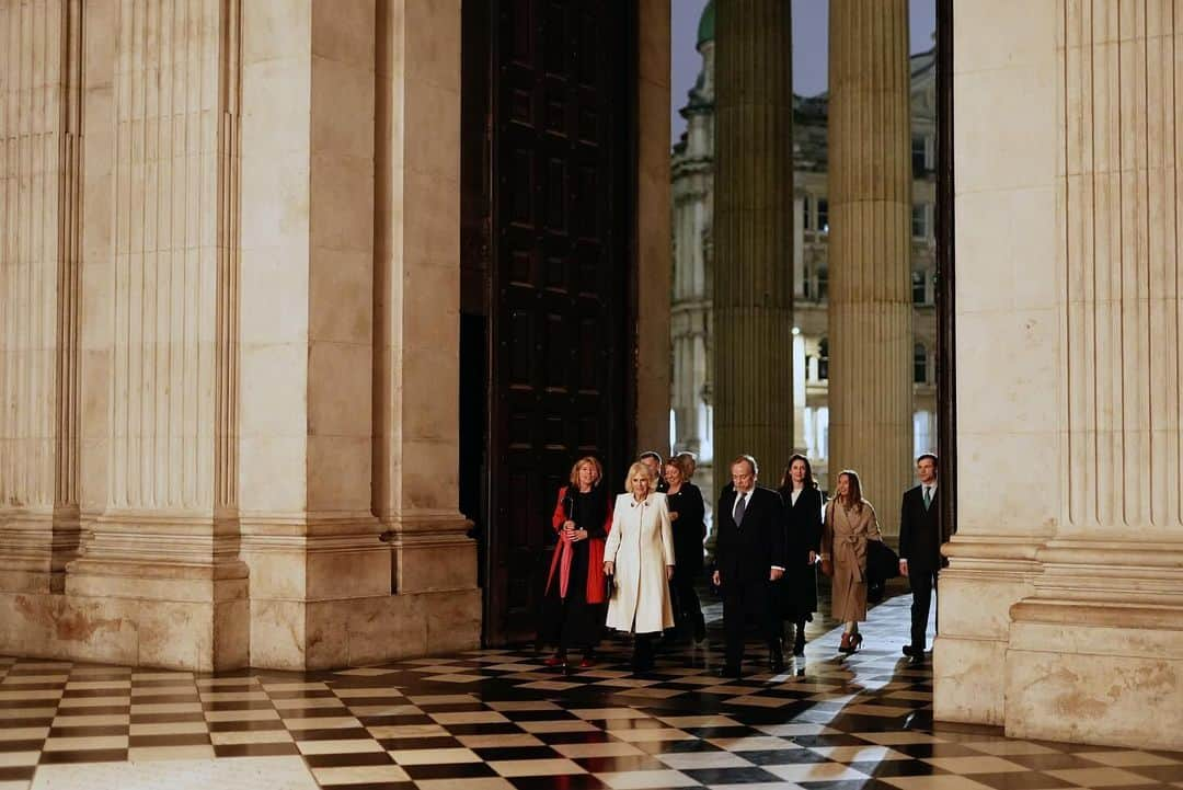 ロイヤル・ファミリーさんのインスタグラム写真 - (ロイヤル・ファミリーInstagram)「🧡🎶 Last night, The Queen met readers and musicians taking part in @maggiescentres annual carol concert, which took place at St Paul’s Cathedral in London.   Maggie’s offers free practical and psychological support to people with cancer and their family and friends. The first Maggie’s centre opened in 1996 and there are now 24 centres across the UK.  Her Majesty, as Duchess of Cornwall, became President of the charity in 2008.」12月8日 23時54分 - theroyalfamily