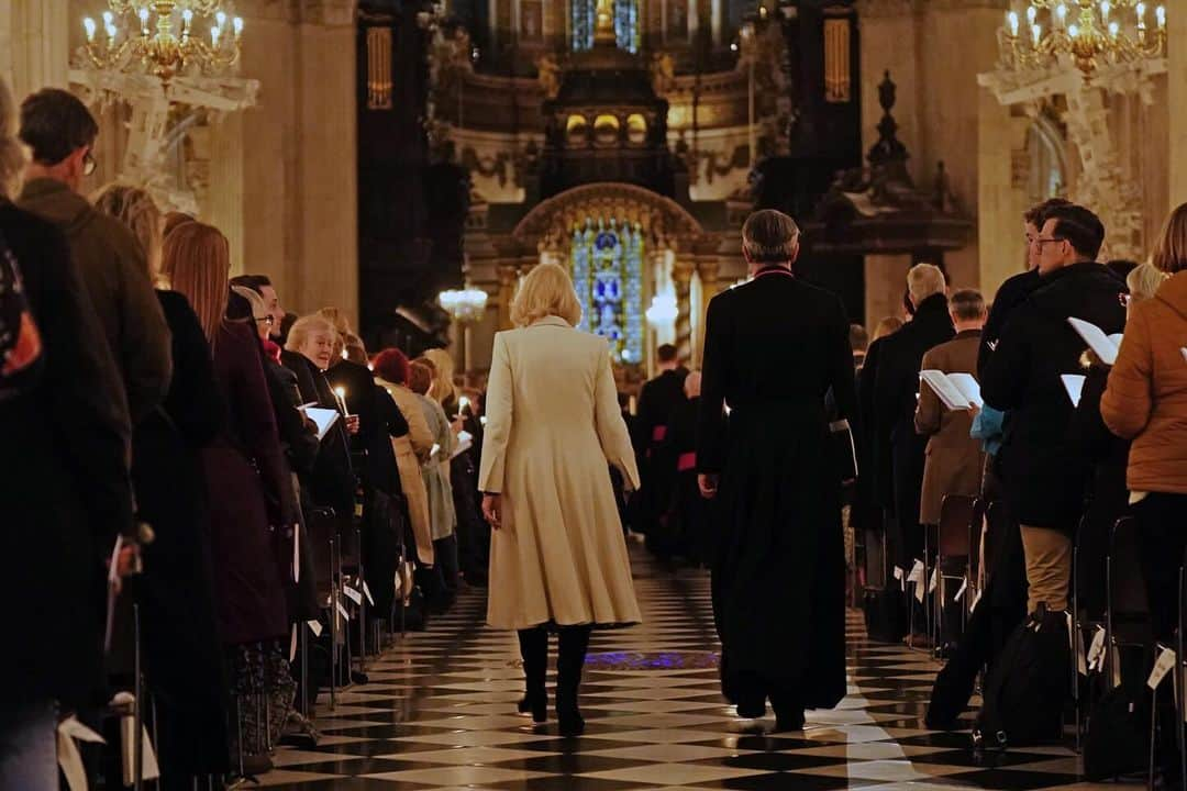 ロイヤル・ファミリーさんのインスタグラム写真 - (ロイヤル・ファミリーInstagram)「🧡🎶 Last night, The Queen met readers and musicians taking part in @maggiescentres annual carol concert, which took place at St Paul’s Cathedral in London.   Maggie’s offers free practical and psychological support to people with cancer and their family and friends. The first Maggie’s centre opened in 1996 and there are now 24 centres across the UK.  Her Majesty, as Duchess of Cornwall, became President of the charity in 2008.」12月8日 23時54分 - theroyalfamily