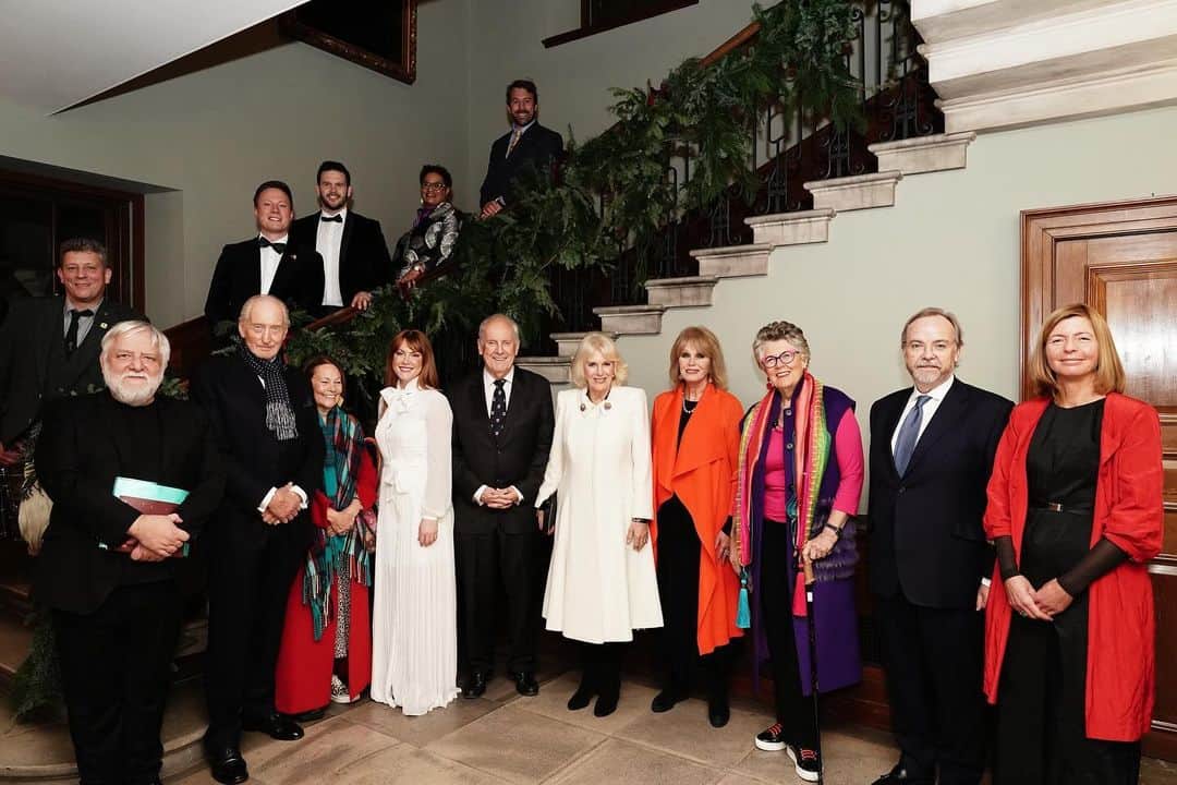 ロイヤル・ファミリーのインスタグラム：「🧡🎶 Last night, The Queen met readers and musicians taking part in @maggiescentres annual carol concert, which took place at St Paul’s Cathedral in London.   Maggie’s offers free practical and psychological support to people with cancer and their family and friends. The first Maggie’s centre opened in 1996 and there are now 24 centres across the UK.  Her Majesty, as Duchess of Cornwall, became President of the charity in 2008.」