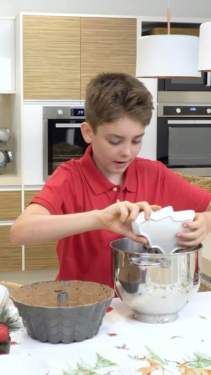 Ana Hickmannのインスタグラム：「A receita de hoje não é comigo, mas sim com o meu mini chef mais lindo do mundo!!! 🧑🏼‍🍳 O Alezinho preparou um bolo formigueiro 🥮🐜delicioso para ensinar pra vocês. Vocês acreditam que ficou mais gostoso que o meu?? Juro!!! Não é papo de mãe coruja ❤️  Vem assistir no Youtube.com/AnaHickmann  #canalanahickmann #receita #bolo #boloformigueiro #filho」