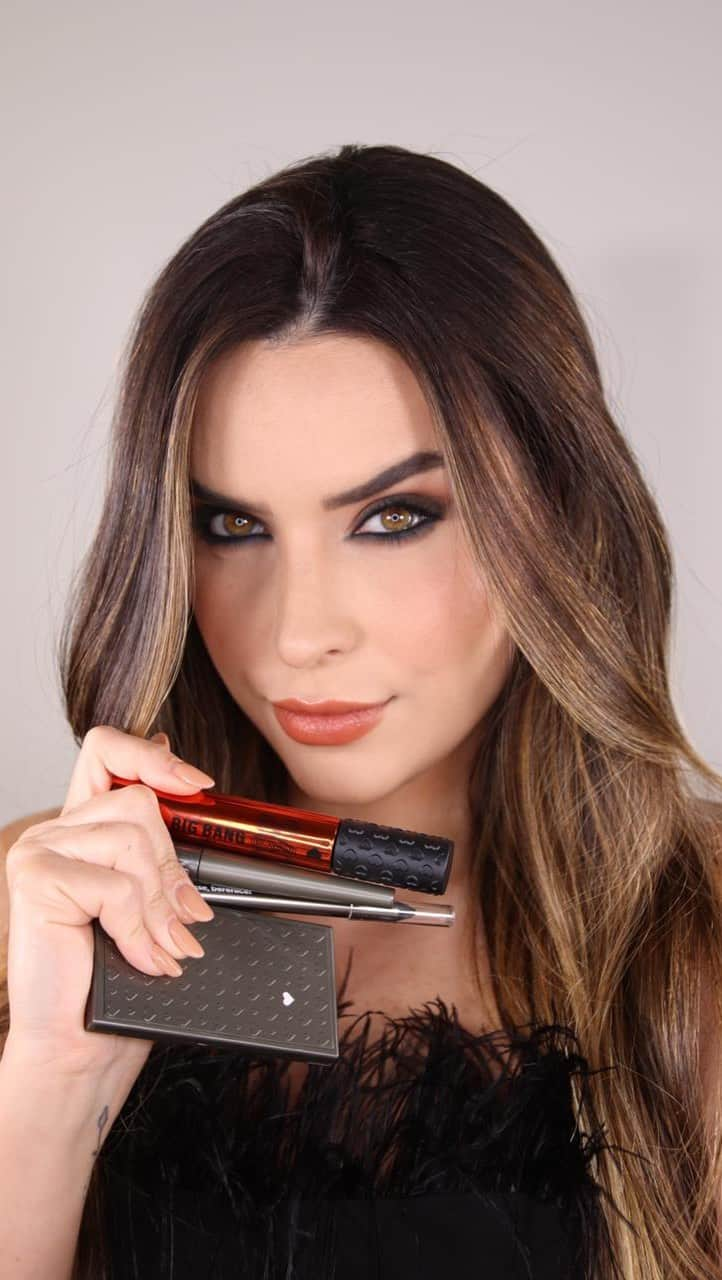 quem disse, berenice?のインスタグラム：「procurando um novo tutorial de make pra chamar de seu? eu trouxe a @karolresendee pra nos ensinar uma make numa pegada muito glam pra arrasar na noite! 💋  #PraTodosVerem: o post é um vídeo da influenciadora Karol Resende fazendo um tutorial de make. Fim da descrição.」