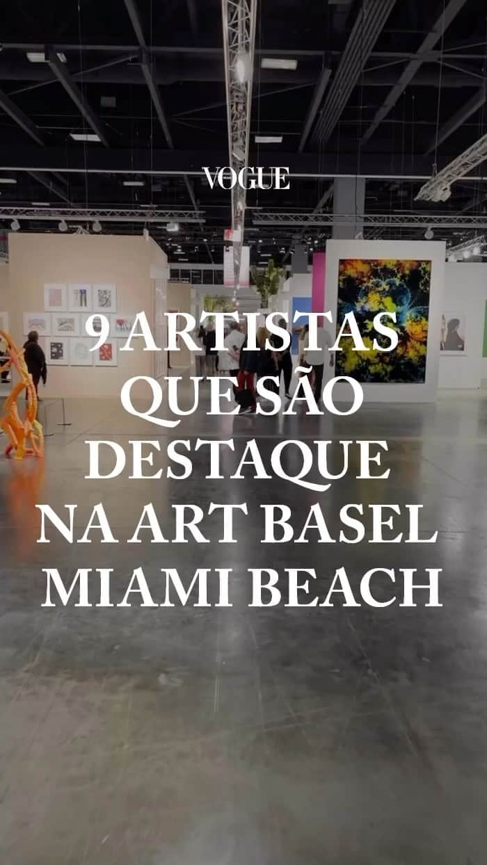 Vogue Brasilのインスタグラム：「Reunindo 277 galerias do mundo todo, entre elas 12 brasileiras e 25 recém-chegadas, a @ArtBasel Miami Beach abre suas portas para o público hoje (08.12), e fica em cartaz até domingo (10.12). Em sua 21ª edição, a maior feira de arte das Américas está dividida em sete setores, que reúnem de nomes ainda pouco conhecidos a figuras consagradas da arte contemporânea internacional, sendo quase dois terços das galerias provenientes da América do Norte e do Sul. “Nossa feira em Miami Beach segue como uma plataforma única para a descoberta e o diálogo de galerias, artistas e novas perspectivas, especialmente da cena latino-americana, desde presenças históricas até vozes contemporâneas”, ressalta o diretor Vincenzo de Bellis, sobre o variado line-up de artistas brasileiros e latino-americanos em destaque este ano. No play, nosso editor de cultura e lifestyle @nomello indica 9 artistas a saber e conhecer melhor nesta edição da Basel e, no link da bio, encontre mais detalhes sobre o evento e a programação da semana de arte em Miami, que você pode acompanhar na íntegra pelos nossos stories.」