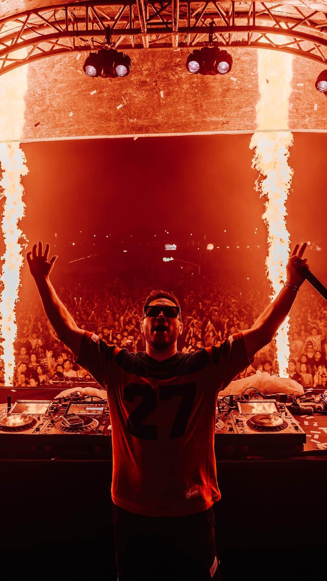 ジョナス・ブルーのインスタグラム：「Last weekend was literally a movie…! 🇸🇬🇮🇩🇲🇾  🎥: @jordanmarchand_cv」