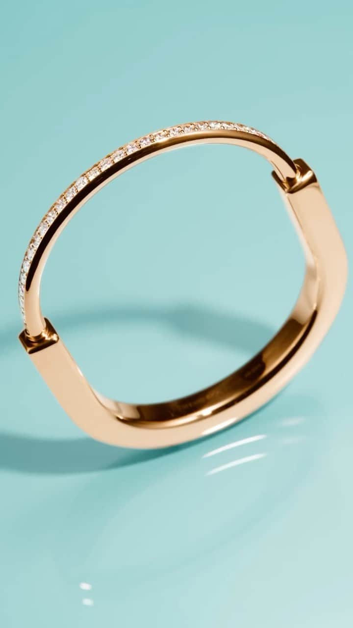 ティファニーのインスタグラム：「A symbol of our most important connections, Tiffany Lock is inspired by a quintessential padlock motif found in the House archives. Bright hand-set diamonds and warm 18k gold create an eternally modern juxtaposition, perfect for the holiday season and beyond. Link in bio. #ATiffanyHoliday #TiffanyLock #TiffanyAndCo」