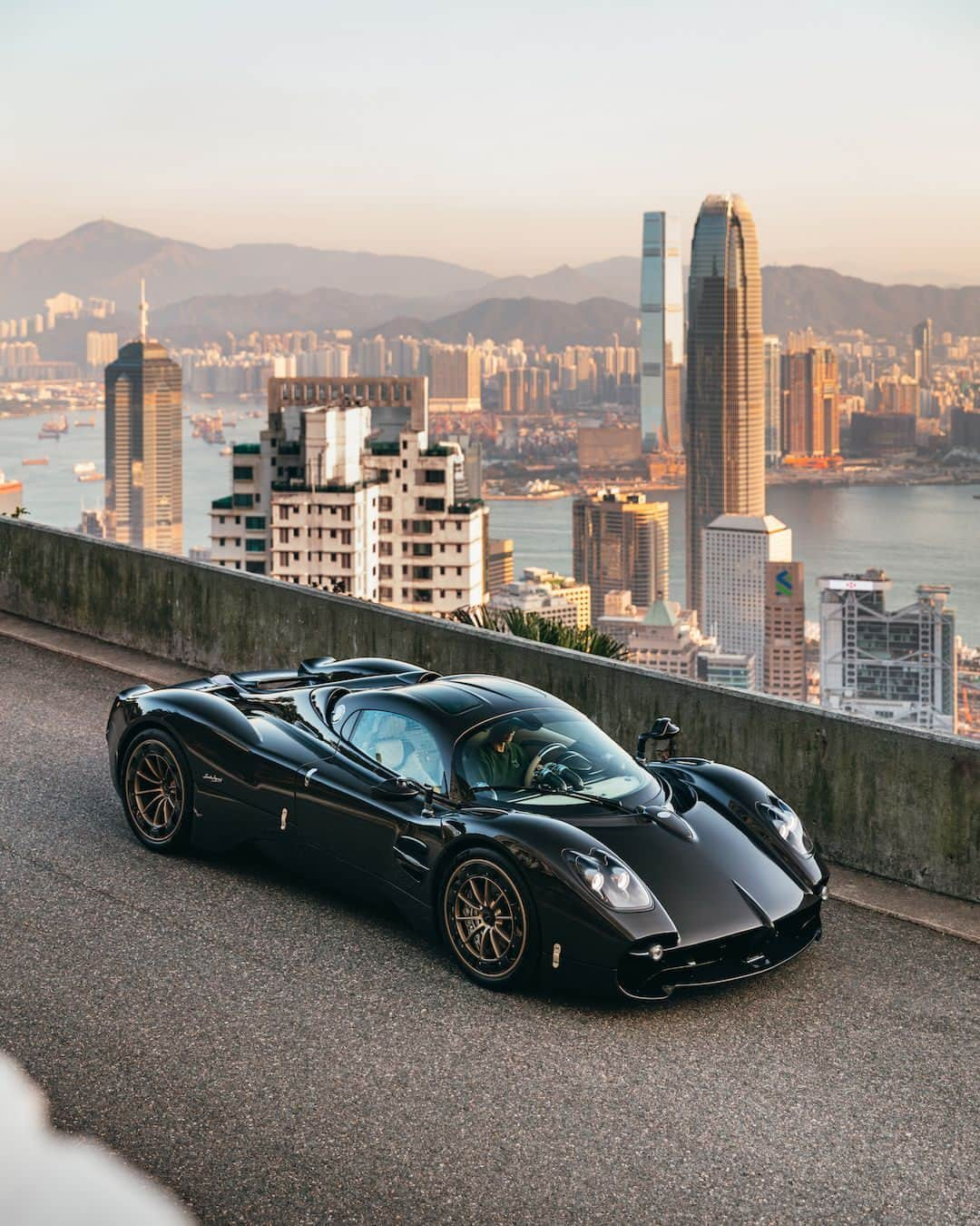 パガーニ・アウトモビリのインスタグラム：「The celebrations of Pagani Automobili's 25th Anniversary bring the Utopia to Asia Pacific for the first time.  Don't you think the dynamic and cosmopolitan spirit of Hong Kong perfectly complements the timeless and retro design of our beloved Hypercar?  #Pagani #PaganiAutomobili #PaganiUtopia #Pagani25Anniversary」