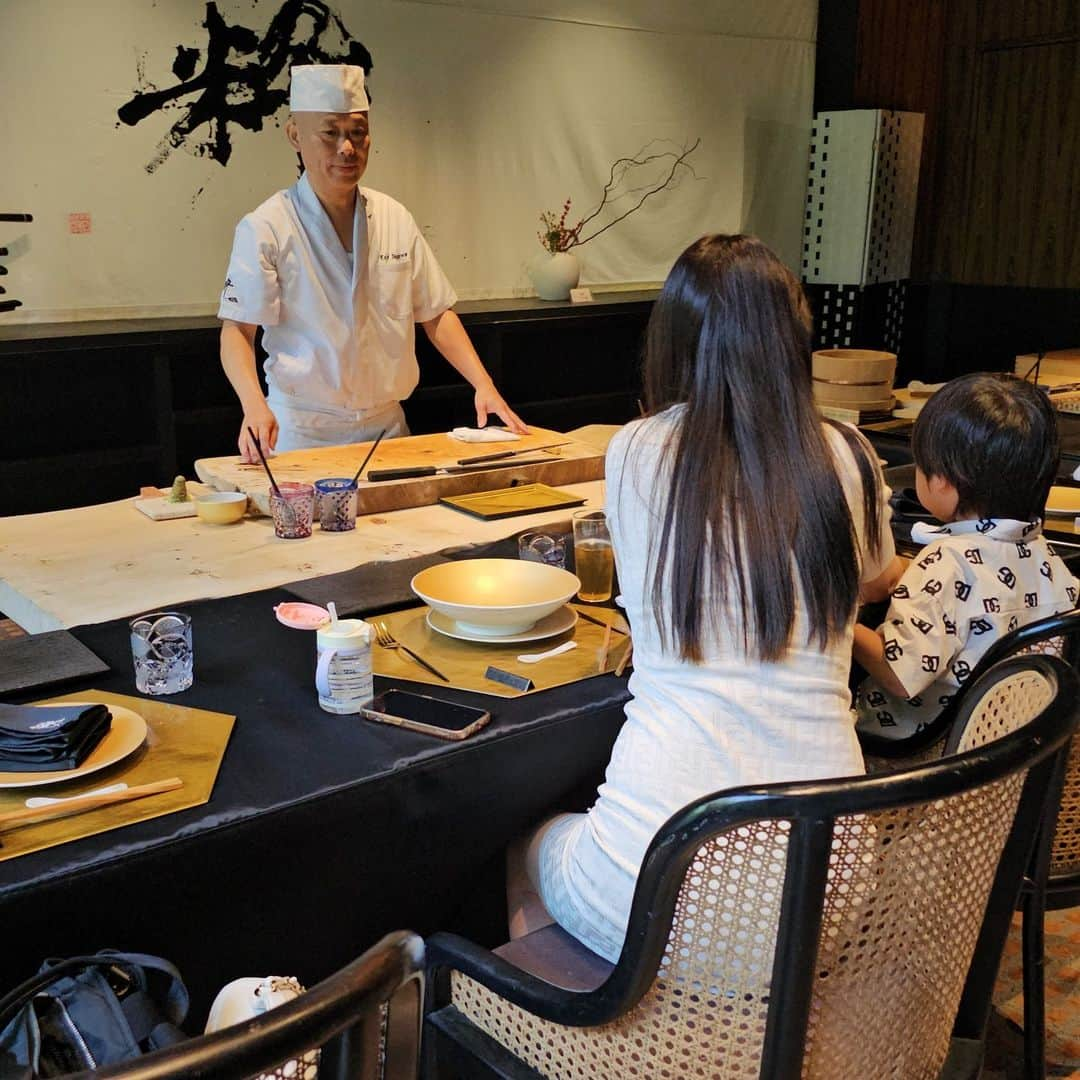 与沢翼さんのインスタグラム写真 - (与沢翼Instagram)「同い年の友人がドバイでお鮨屋さんを開業されたので、行ってきました。本当に美味しかった。そりゃそうなんですよね。ブルガリの宝石にいた職人さんが作ったお店だからです。昼は営業してないのですが、我が家のために貸し切りで開いてくれました。粋（いき）というお店。ドバイの方、是非行ってみて☺️」12月9日 0時02分 - tsubasayozawa