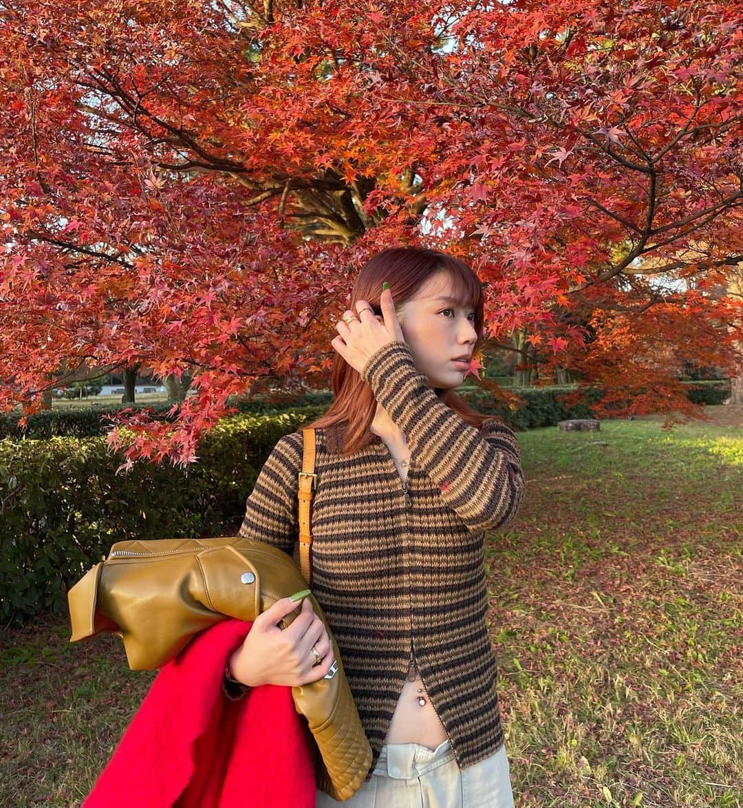 サキさんのインスタグラム写真 - (サキInstagram)「ちょうど色抜けてきて紅葉と髪色がマッチしてた🍁 tops @unif ｶﾜｲｲﾈっっっ‼️」12月9日 0時05分 - 88_gira_88