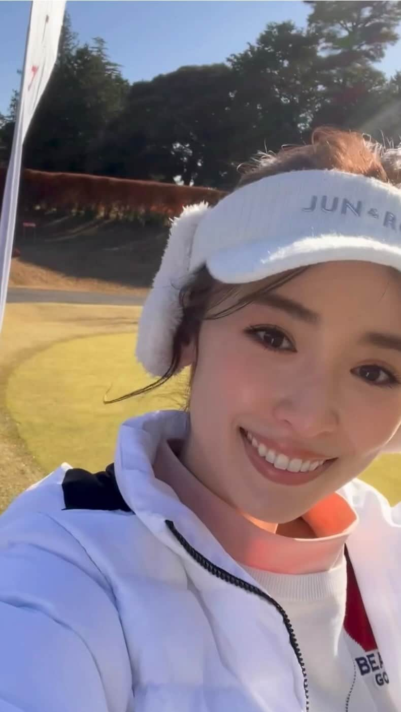 泉里香のインスタグラム：「Oggiオープンゴルフの開催日⛳️ お天気にも恵まれて気持ちの良い1日でした。 少しの時間でしたが、参加してくださった皆様と一緒に過ごすことができて充実したイベントを楽しめました☺️ ありがとうございました✨ @oggi_mag #ゴルフ」