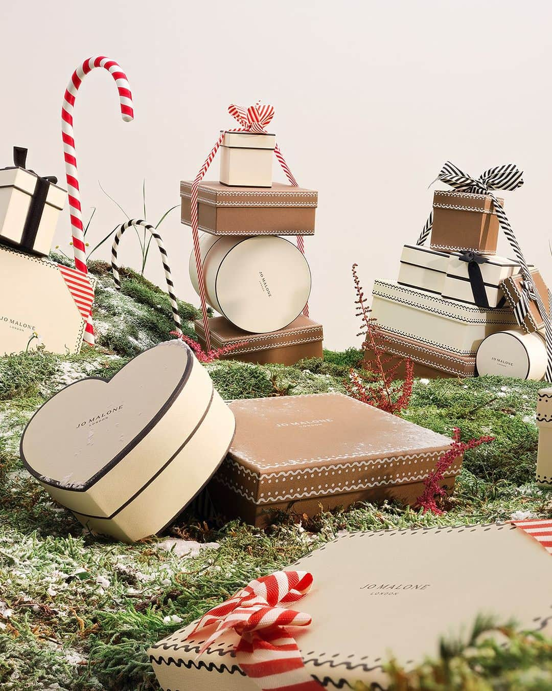 Jo Malone Londonさんのインスタグラム写真 - (Jo Malone LondonInstagram)「Keep it simple. All of our gifts can be artfully wrapped in our classic (and complimentary) cream and black boxes, ready to place beneath the boughs of a beautifully decorated tree. #SeasonOfScent」12月9日 0時18分 - jomalonelondon