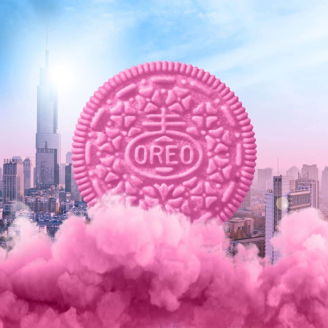 OREOのインスタグラム：「Step your cookies up 💅🎀 #pinkfriday2 #gagcity」