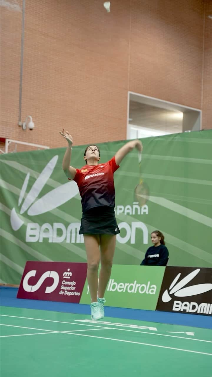 キャロリーナ・マリンのインスタグラム：「¡Gran comienzo! Sólida victoria de @CarolinaMarin (21-8 y 21-5) y primer punto para España.   Qué grande nuestra campeona que ha vencido sus tres partidos de esta @iberdrola #EWTCQ23 🔥🔥」