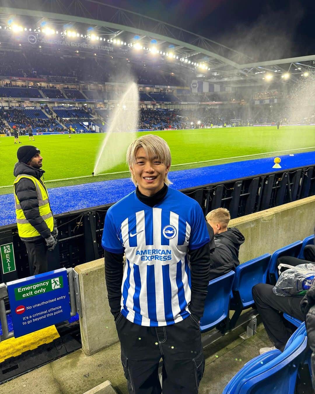 木村太陽のインスタグラム：「Brighton ×TAIYO💙💙  Good game, Amazing player, Perfect fans ,Beautiful city🌊  MITOMA effect 🇯🇵🇯🇵💙💙  #brighton #mitoma」